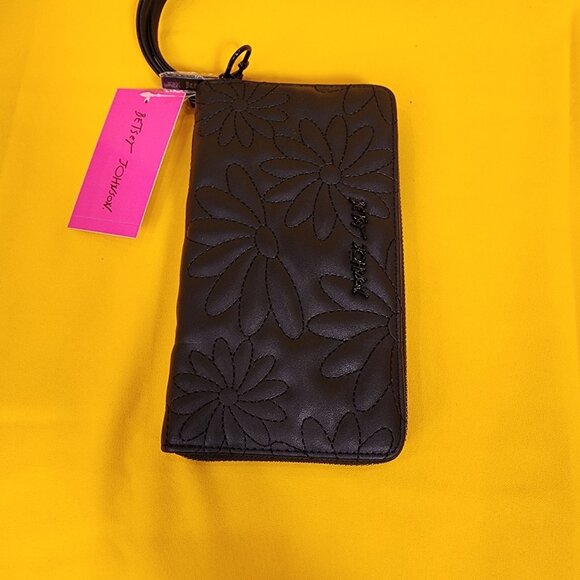 Betsey Johnson Black Quilted Daisy Flower Spring Wallet Wristlet Zip Around NEW - Picture 8 of 13